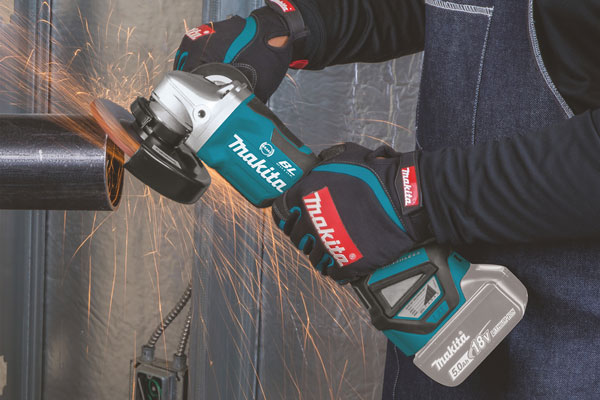 smerigliatrice in uso makita